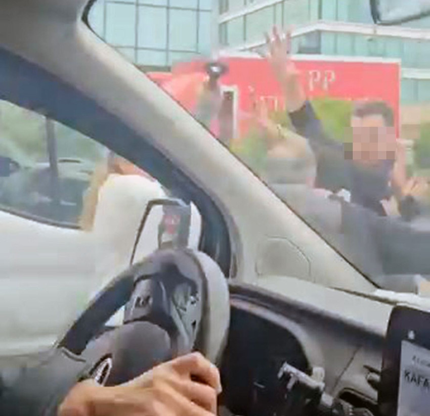 Trafikte sıradan bir gün daha: Yol verme kavgasında birbirlerine kemer ve yumruklarla saldırdılar - Resim: 3