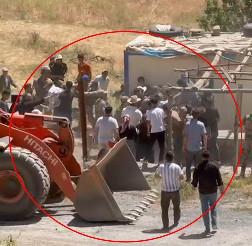 İnşaat işçileri ile köylüler arasında meydan savaşı çıktı: Yaralılar var - Resim: 4