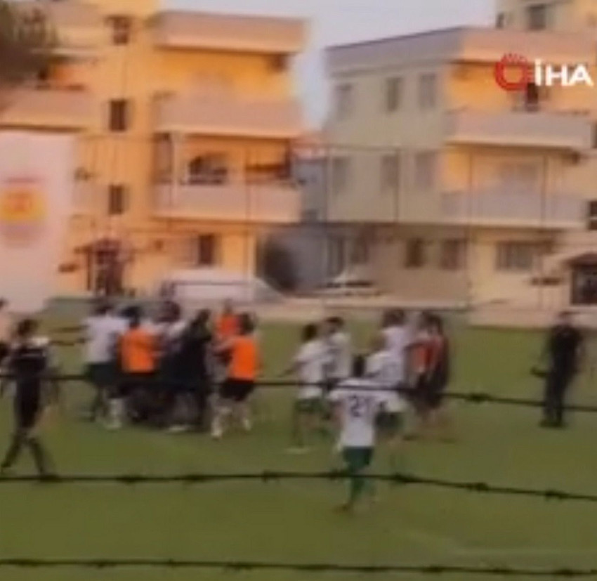 Futbol turnuvasında sahanın içi savaş yerine döndü - Resim: 3