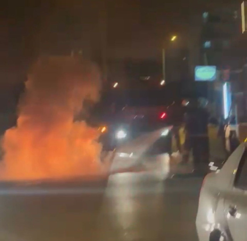 Çalışmayan aracını sokak ortasında yakıp, karşısına geçip izledi - Resim: 3