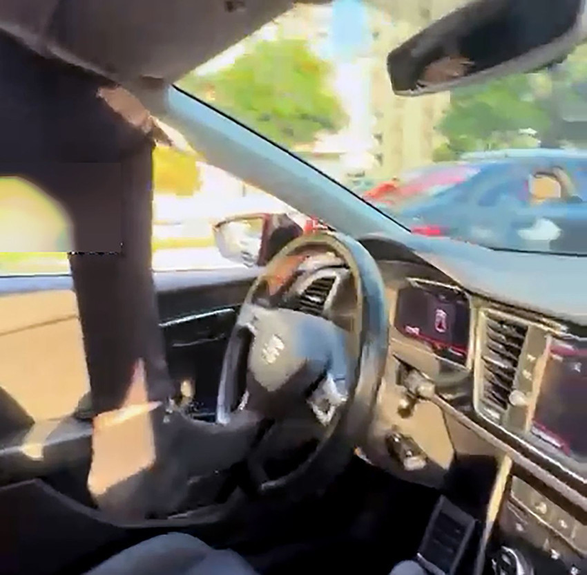 Trafikte akılalmaz magandalık: Sunrooftan çıkıp aracını ayağıyla kullandı! - Resim: 2