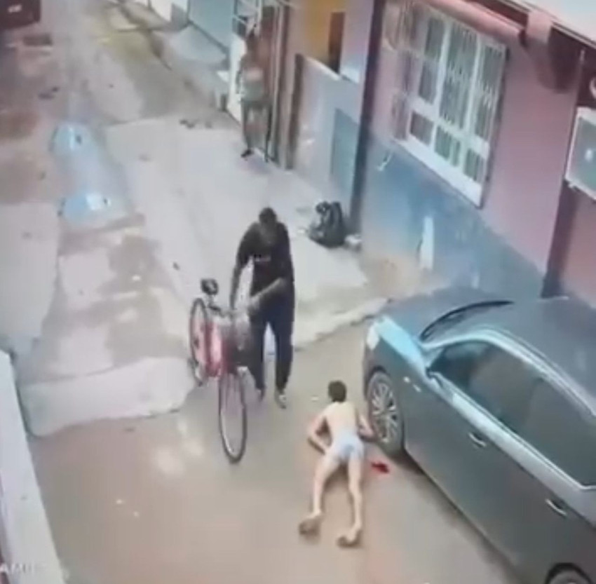 Sokak ortasında yarı çıplak ''kız arkadaşımla birlikte olmuş'' cinayeti kamerada - Resim: 1