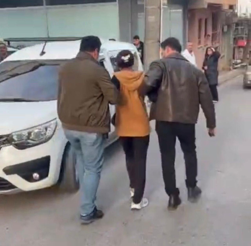 Akılalmaz hırsızlık girişimi kamerada! Suçüstü yakalandı, ''araç benim'' deyip sahiplerine saldırdı! - Resim: 4