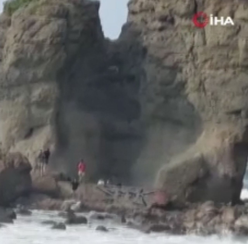 İstanbul Boğazı'nda dev dalgaların dövdüğü kayalıklarda can pazarı - Resim: 1