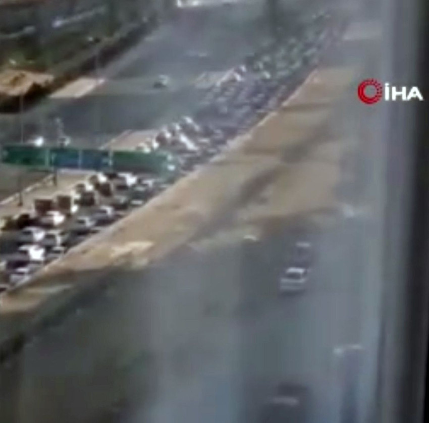 İran'da kilometrelerce uzunluğundaki savaştan kaçış kuyruğu kamerada - Resim: 2