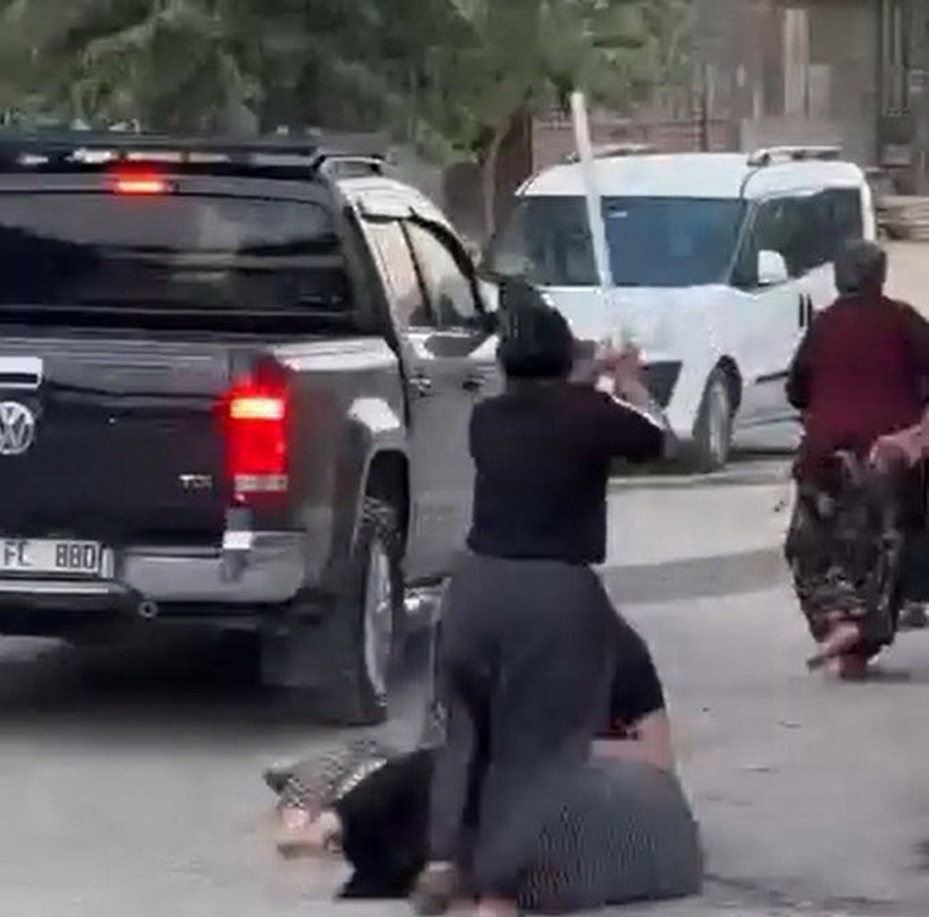 Kadınlar ellerinde sopalarla sokak ortasında birbirine girdi - Resim: 3