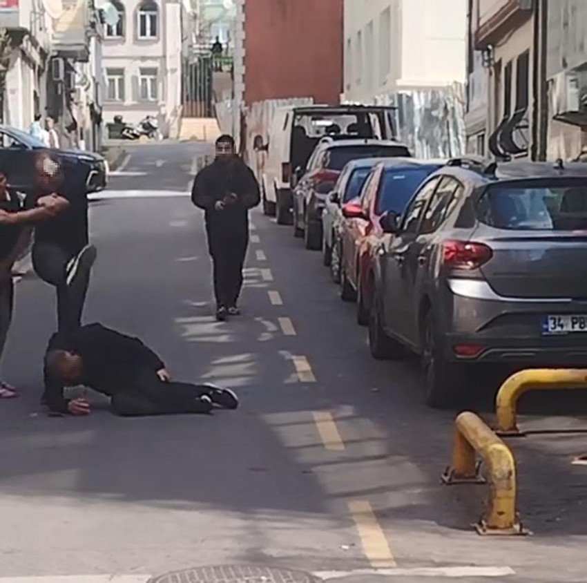 Sokak ortasında inanılmaz kavga: ''Eteğinin altından 2 silah çıkardı, sıkmaya başladılar'' - Resim: 2