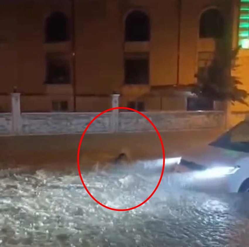 Burası göl değil, sokak! Sel sularına atlayıp böyle yüzdü - Resim: 4