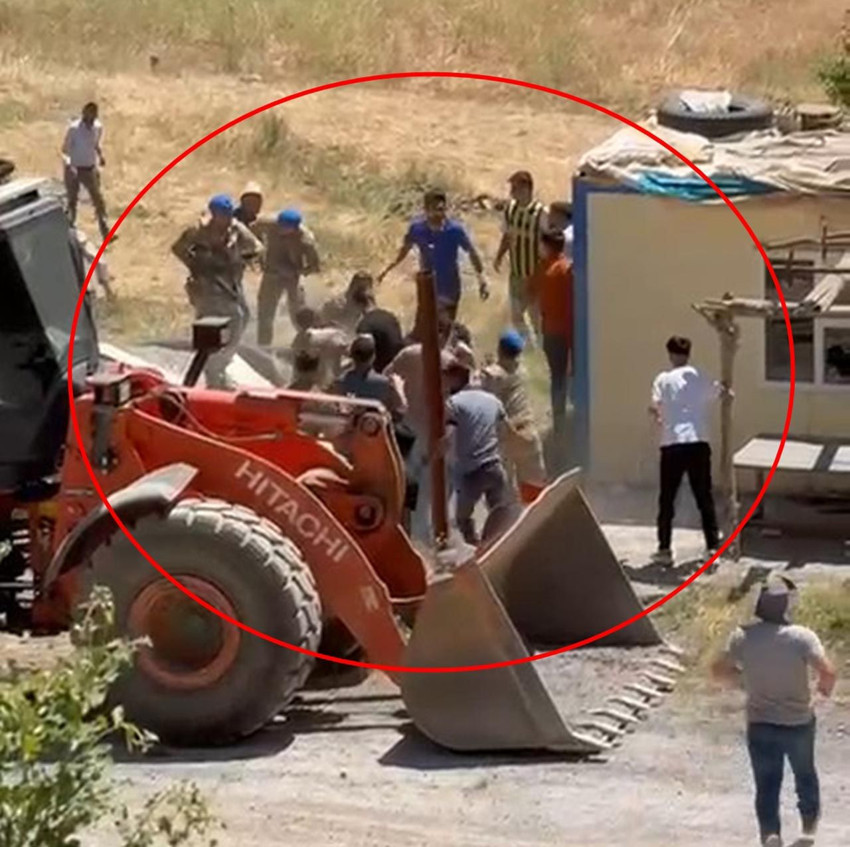 İnşaat işçileri ile köylüler arasında meydan savaşı çıktı: Yaralılar var - Resim: 1