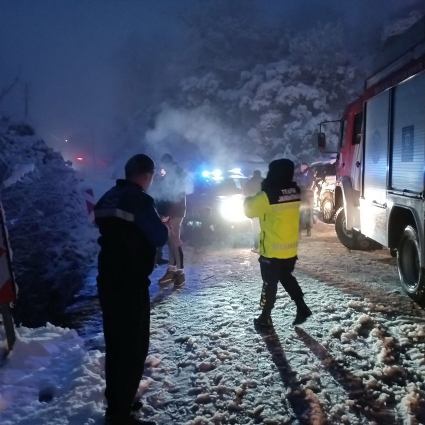 Jandarma aracı uçurumdan yuvarlandı - Resim: 1