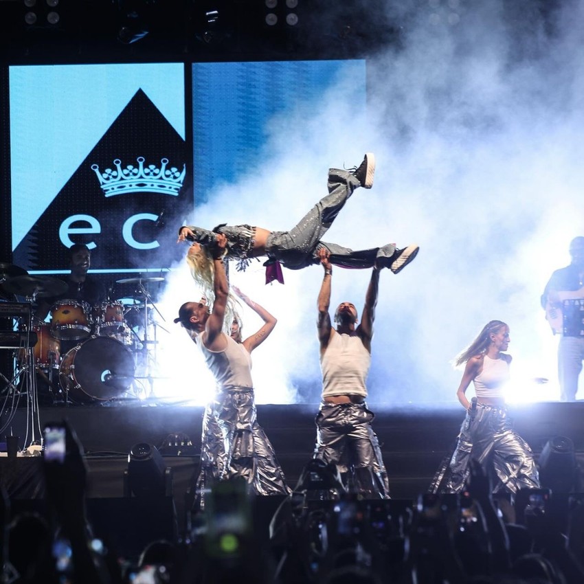 Ece Seçkin konserinde korku dolu anlar; ünlü şarkıcı şarkıyı yarıda kesip müdahale etti - Resim: 1