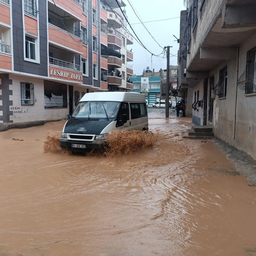 Şanlıurfa'yı önce sağanak ardından sel vurdu; duvarlar yıkıldı, yollar, evler, oteller sular altında - Resim: 2