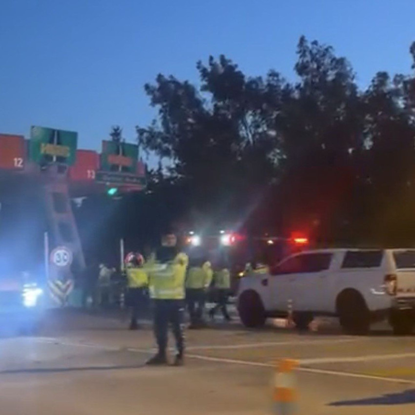 Otoyolda feci kaza: Bariyerlere çarpan otomobil alev topuna döndü, genç sürücü öldü - Resim: 2