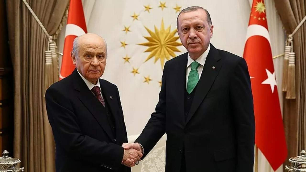AK Parti Sözcüsü Ömer Çelik, partisinin MYK toplantısı sonrası açıklamalarda bulunuyor.