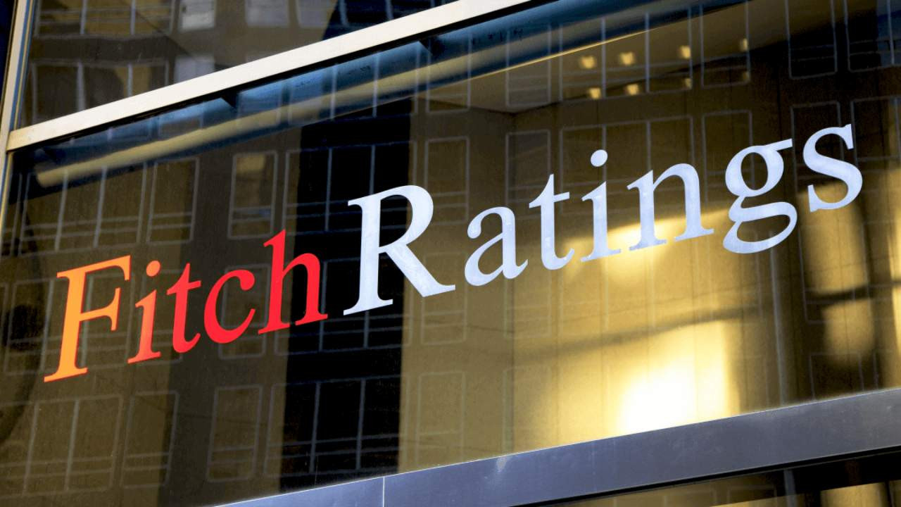 Fitch Ratings logosu ve Türkiye bayrağını temsil eden grafikler.