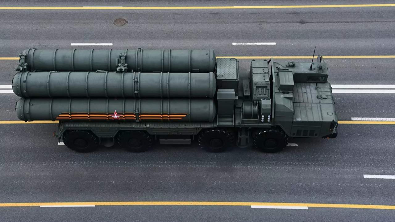 Rusya ve Türkiye bayrakları, S-400 füze sistemini temsil eden görsel.