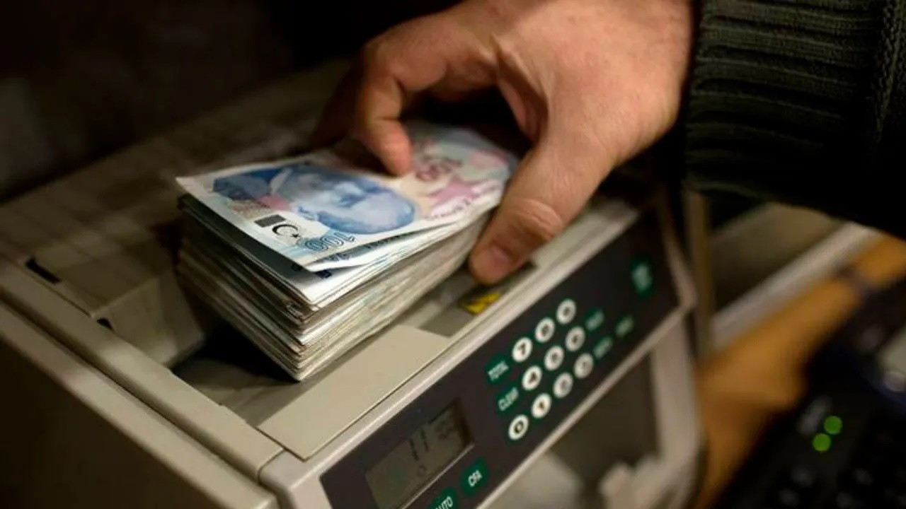 Kazak teknoloji şirketi Kaspi.kz logosu ve Rabobank Türkiye binası.