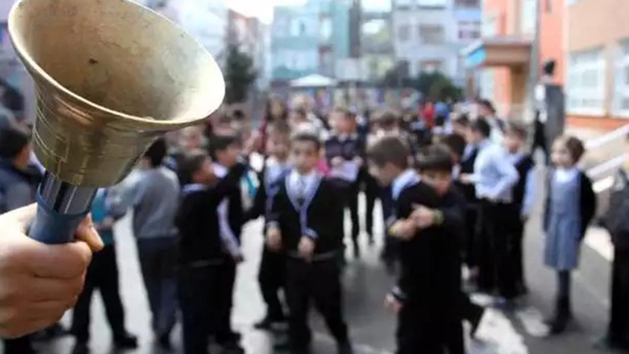 Öğrencilerin karne aldığı bir sınıf ortamı