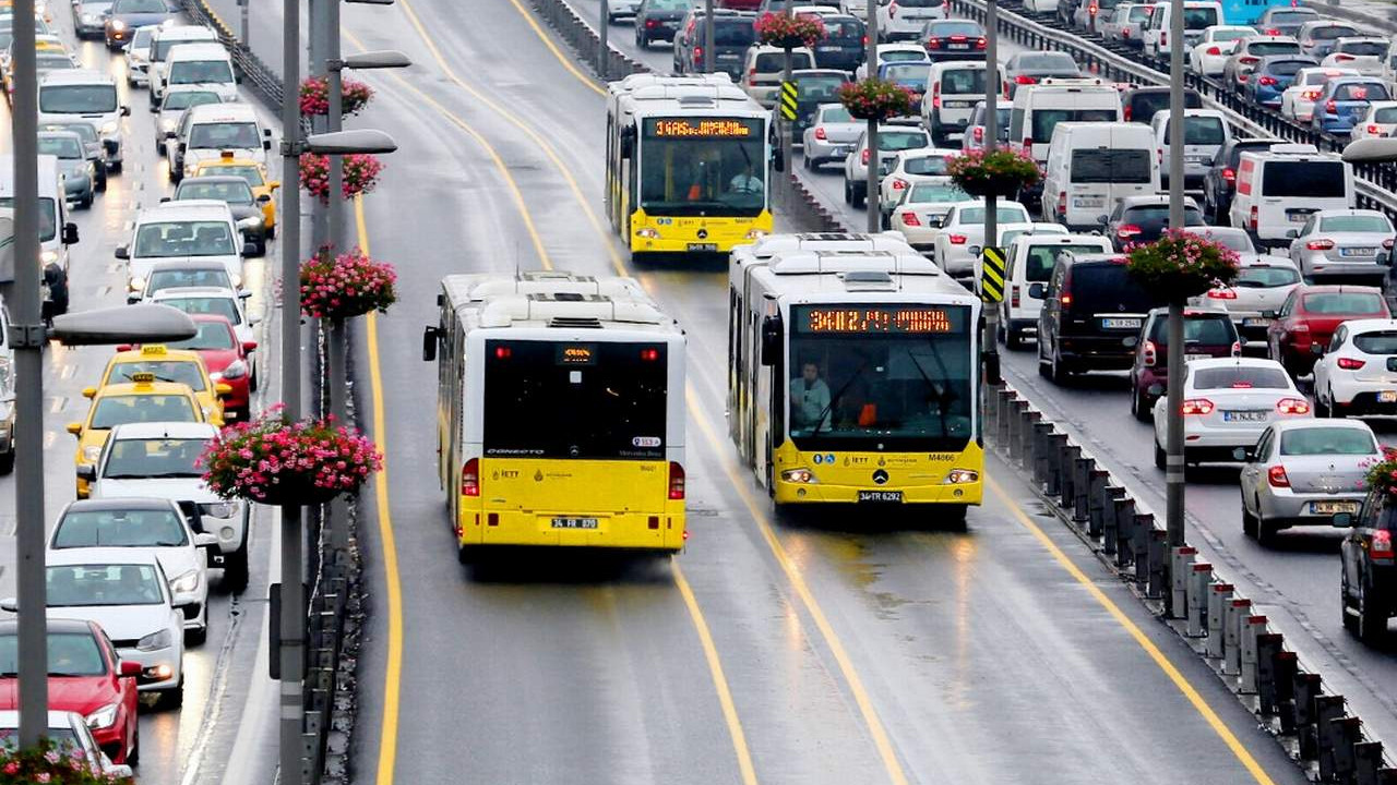 İstanbul'da metrobüs seferlerinin 15 Temmuz anma etkinliği nedeniyle güzergah değiştirdiğini gösteren bir görsel.