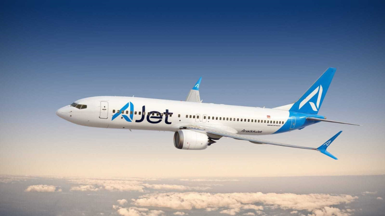AJet uçağı pistte ilerlerken