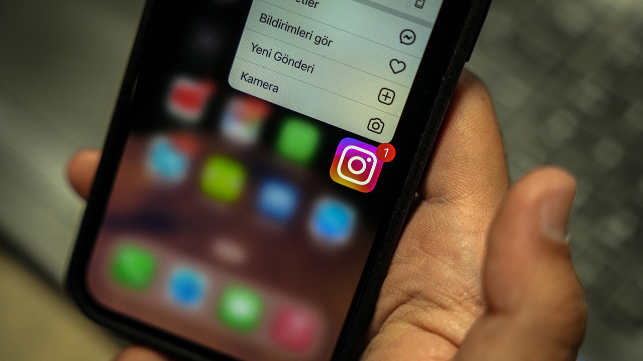 Türkiye'de Instagram hesaplarının kapatılmasıyla ilgili bir haber görseli.