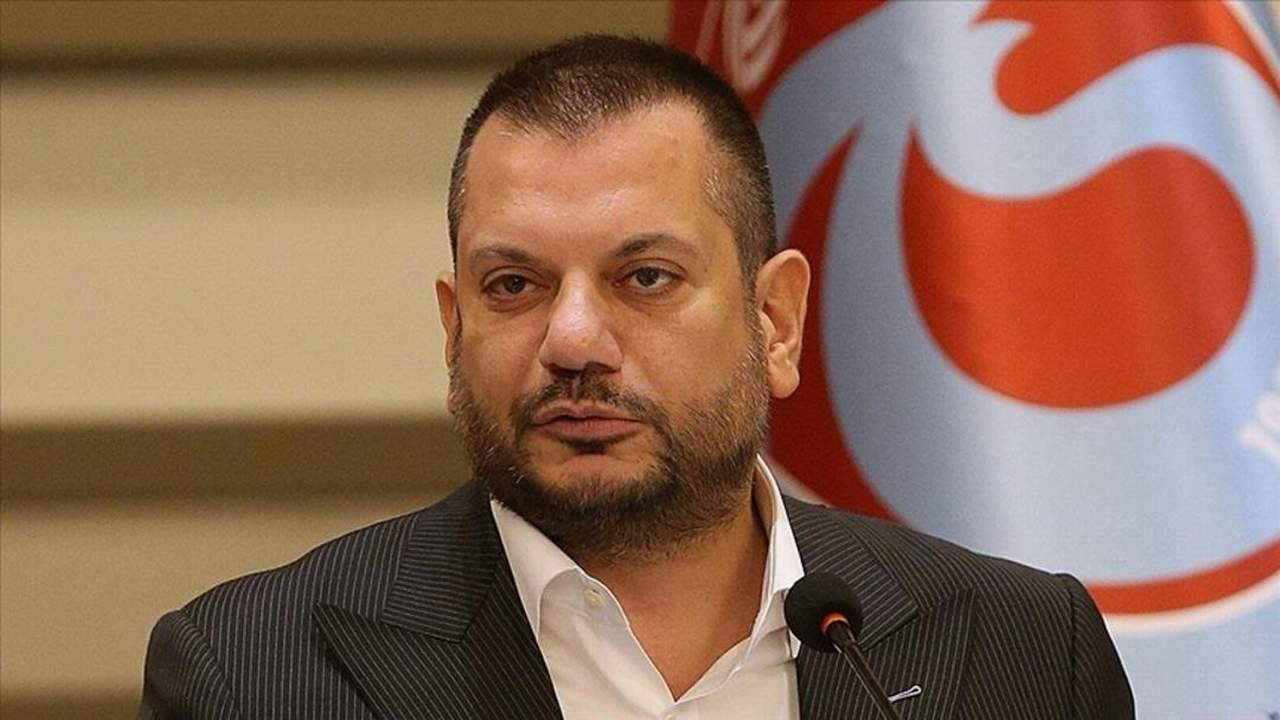 Ertuğrul Doğan, Kulüpler Birliği genel kurulunda başkanlık kürsüsünde.