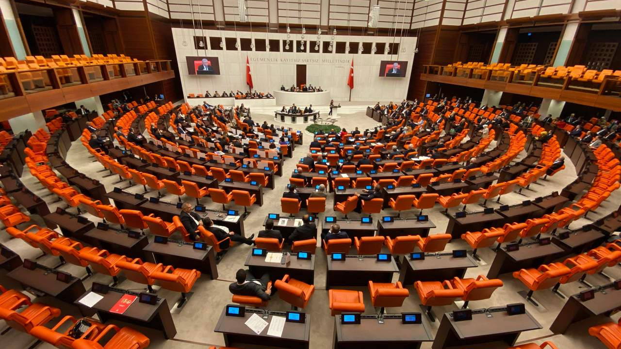 TBMM'de oylama sırasında milletvekilleri