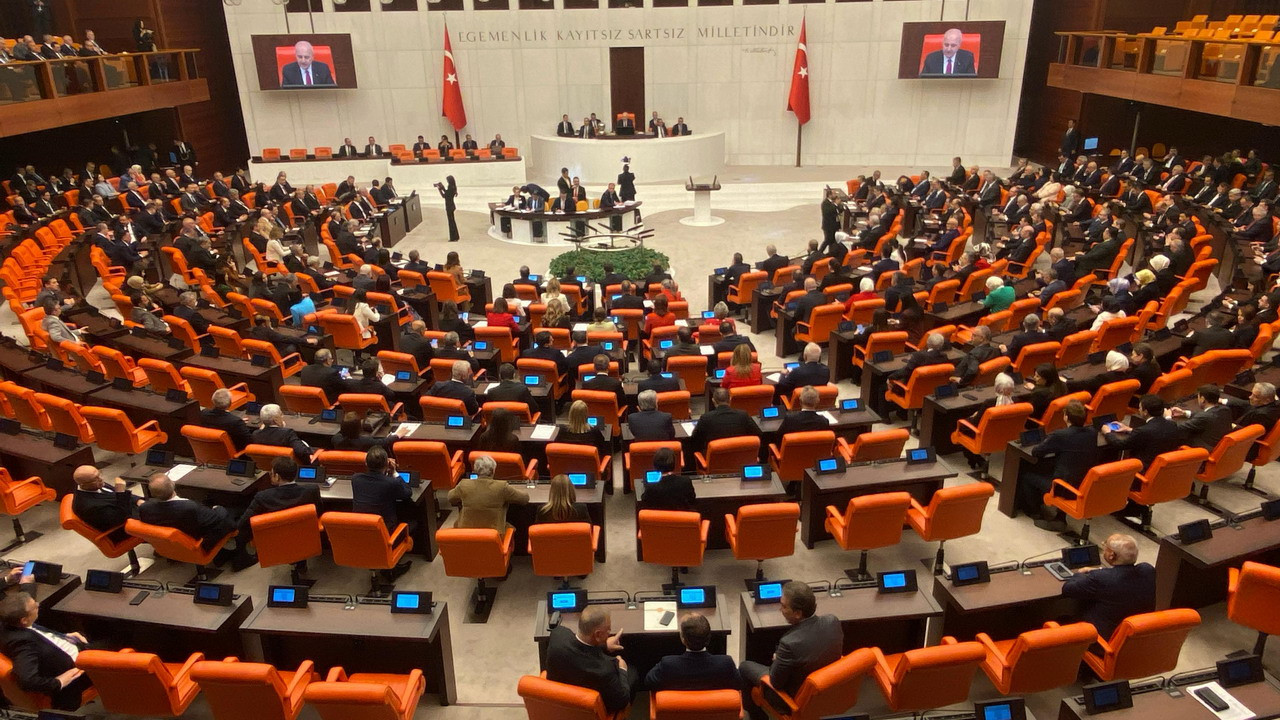 TBMM'de emniyet teşkilatı ve basınla ilgili düzenlemeler içeren torba kanun teklifi görüşülüyor.