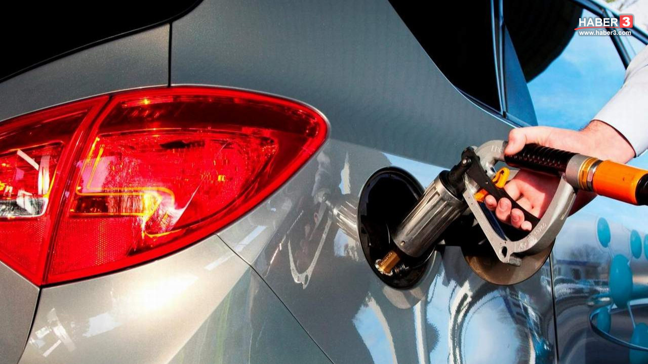 Akaryakıt istasyonunda LPG dolumu yapan bir araç