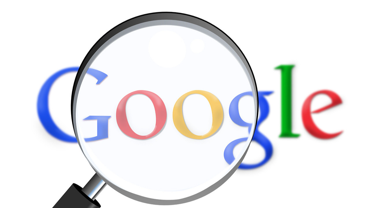 Avrupa Birliği Komisyonu binası ve Google logosu yan yana.