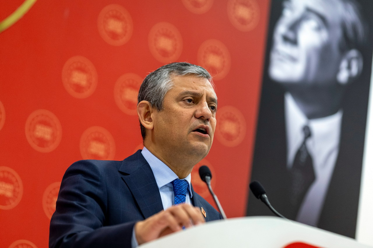 Anadolu Birliği Partisi Genel Başkanı Bedri Yalçın konuşma yaparken