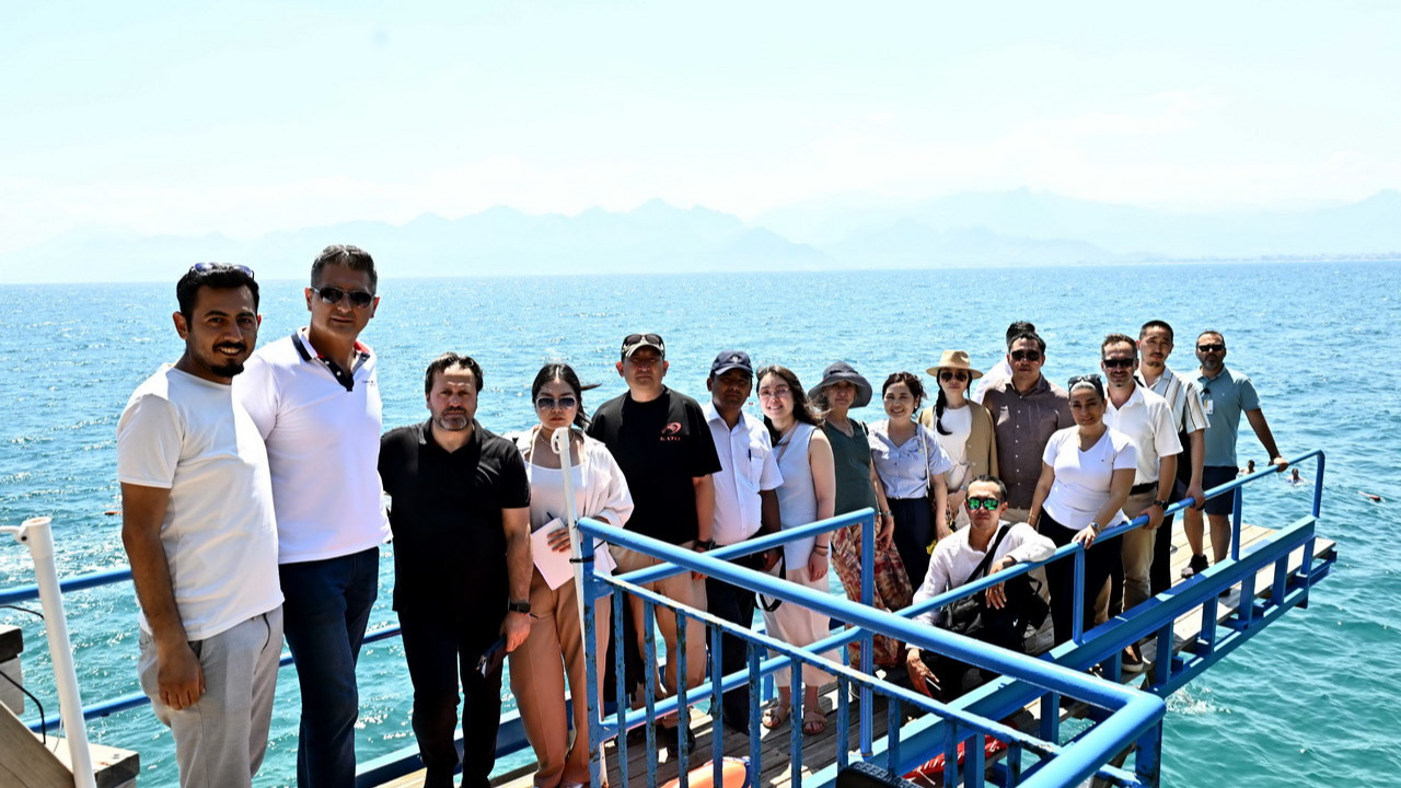 Kırgızistanlı bir heyetin, Türkiye'deki Mavi Bayraklı İnciraltı Plajı'nı incelerken çekilmiş fotoğrafı.