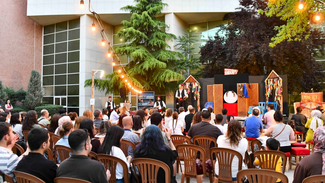 Ankara'da 'Bir Yudum Muhabbet' adlı tiyatro oyunu Gençlik Parkı'nda sahnelenirken çekilmiş bir fotoğraf.