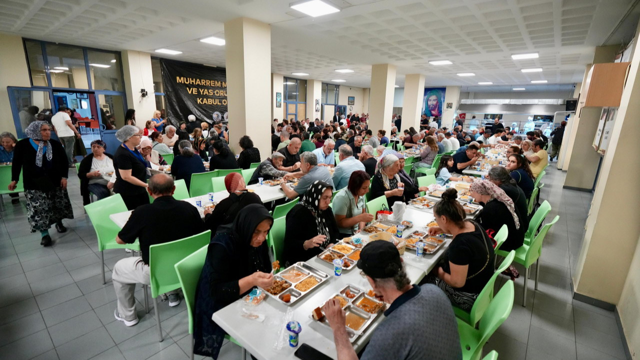 Kartal Belediye Başkanı Gökhan Yüksel, Muharrem ayı oruç açma etkinliğinde vatandaşlarla tokalaşıyor.