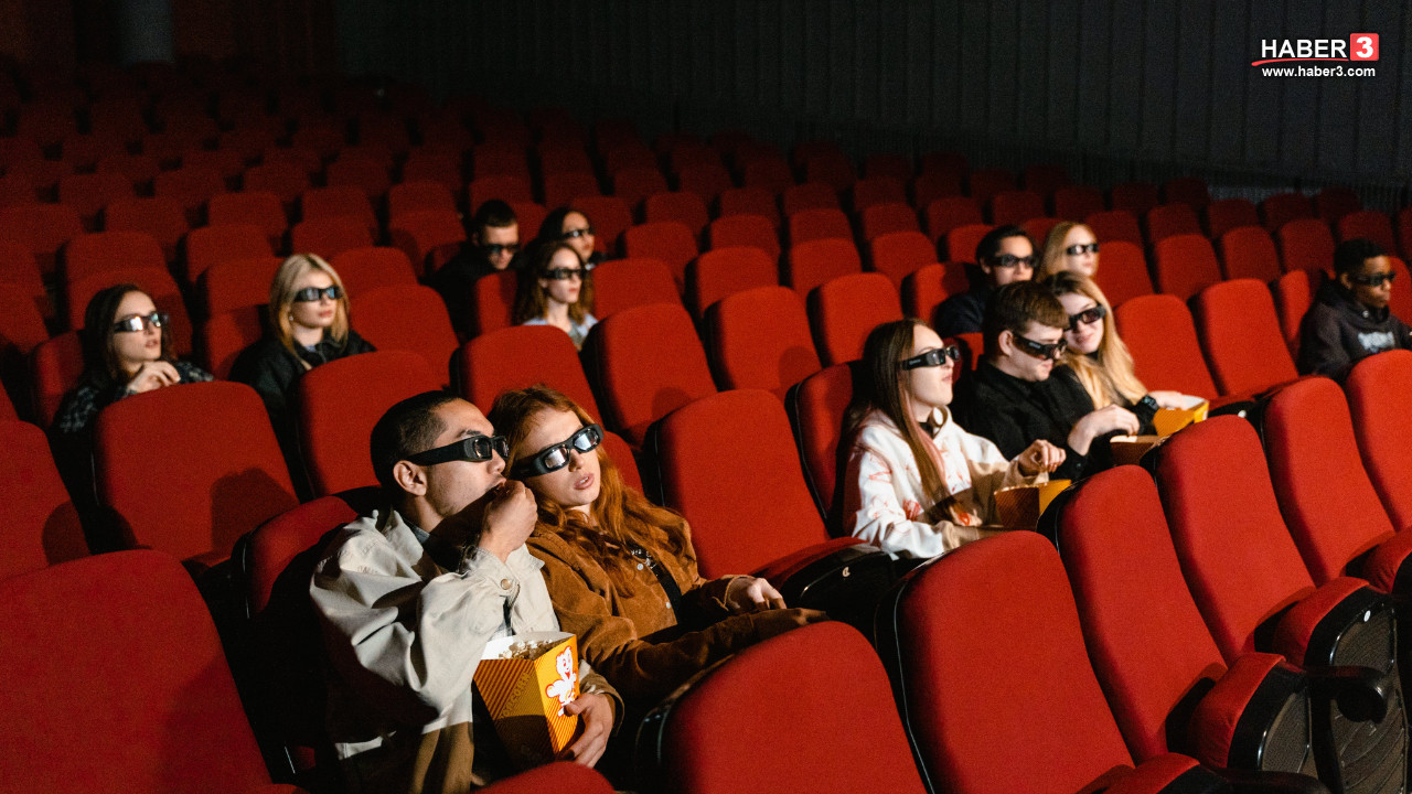 Sinema salonunda bilet gişesi ve indirim oranlarını gösteren bir tabela