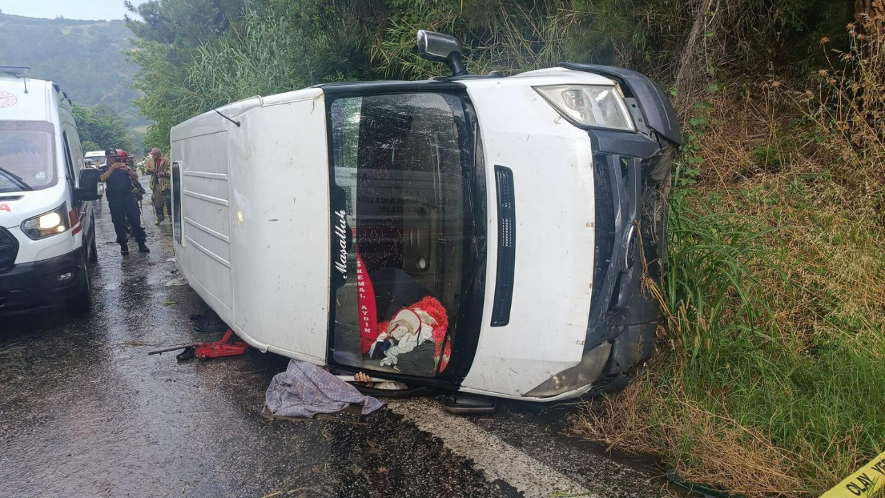 İzmir Kiraz'da meydana gelen işçi servisi kazası sonrası olay yeri incelemesi.