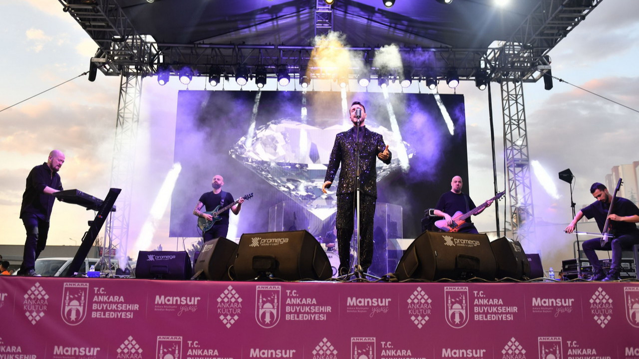 Cem Adrian'ın Çayyolu Yaz Sahnesi'nde sahne aldığı anı gösteren bir fotoğraf.