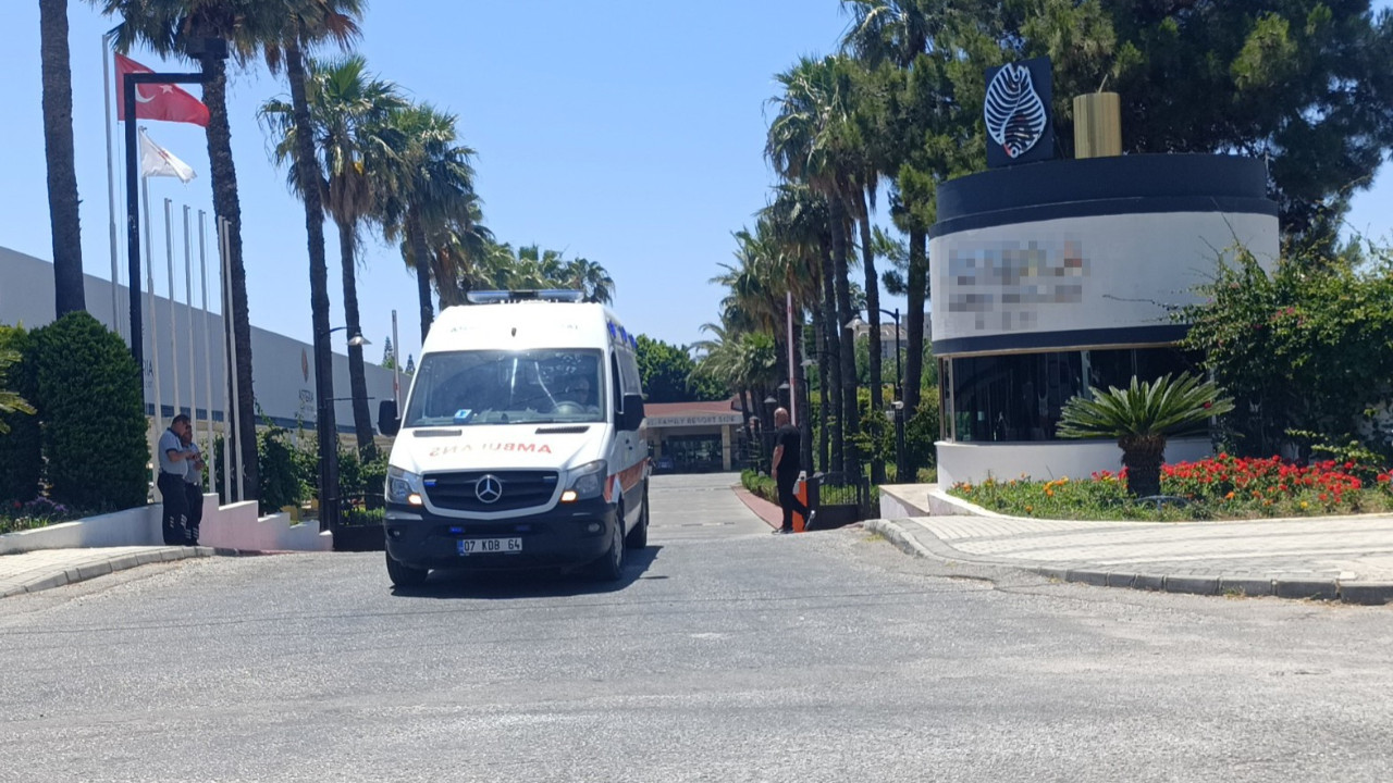 Antalya'da bir otelde klor gazı sızıntısı sonrası sağlık ekiplerinin çalıştığı olay yeri.