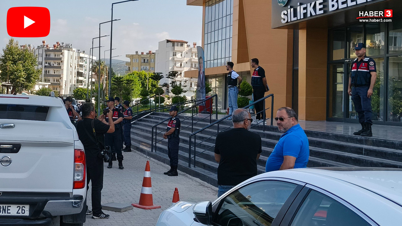 Adalar ve Silifke Belediyelerinde rüşvet operasyonu kapsamında gözaltına alınan belediye başkanları.