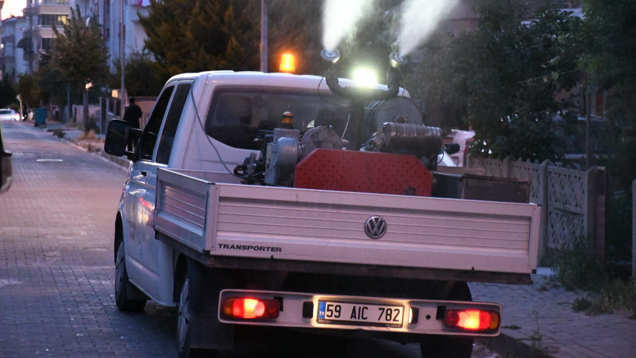Lüleburgaz Belediyesi ekipleri sokaklarda ilaçlama yaparken