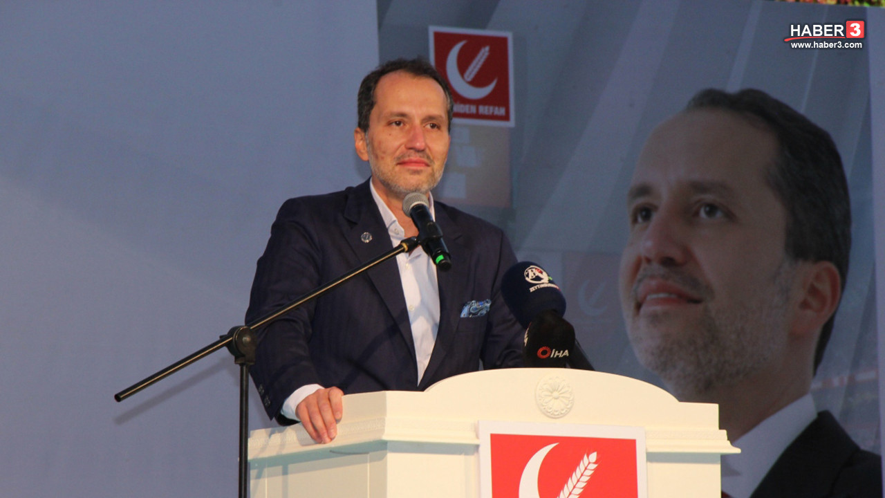 Fatih Erbakan konuşma yaparken