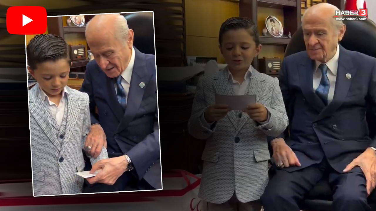 MHP Genel Başkanı Devlet Bahçeli, makamında bir ilkokul öğrencisiyle sohbet ediyor.