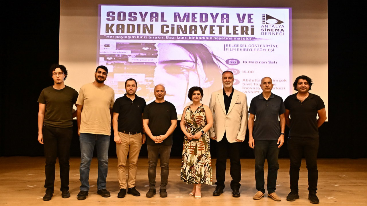 Muratpaşa Belediyesi Abdullah Sevimçok Sivil Toplum ve İnovasyon Merkezi'nde (ASSİM) düzenlenen 'Sosyal Medya ve Kadın Cinayetleri' temalı etkinlikten bir kesit.