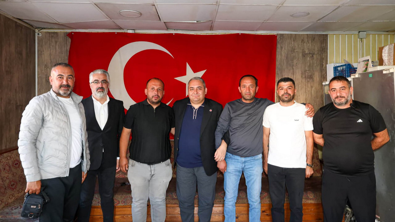 Keçiören Belediye Başkanı Dr. Mesut Özarslan, ulaşım esnafıyla sohbet ediyor.
