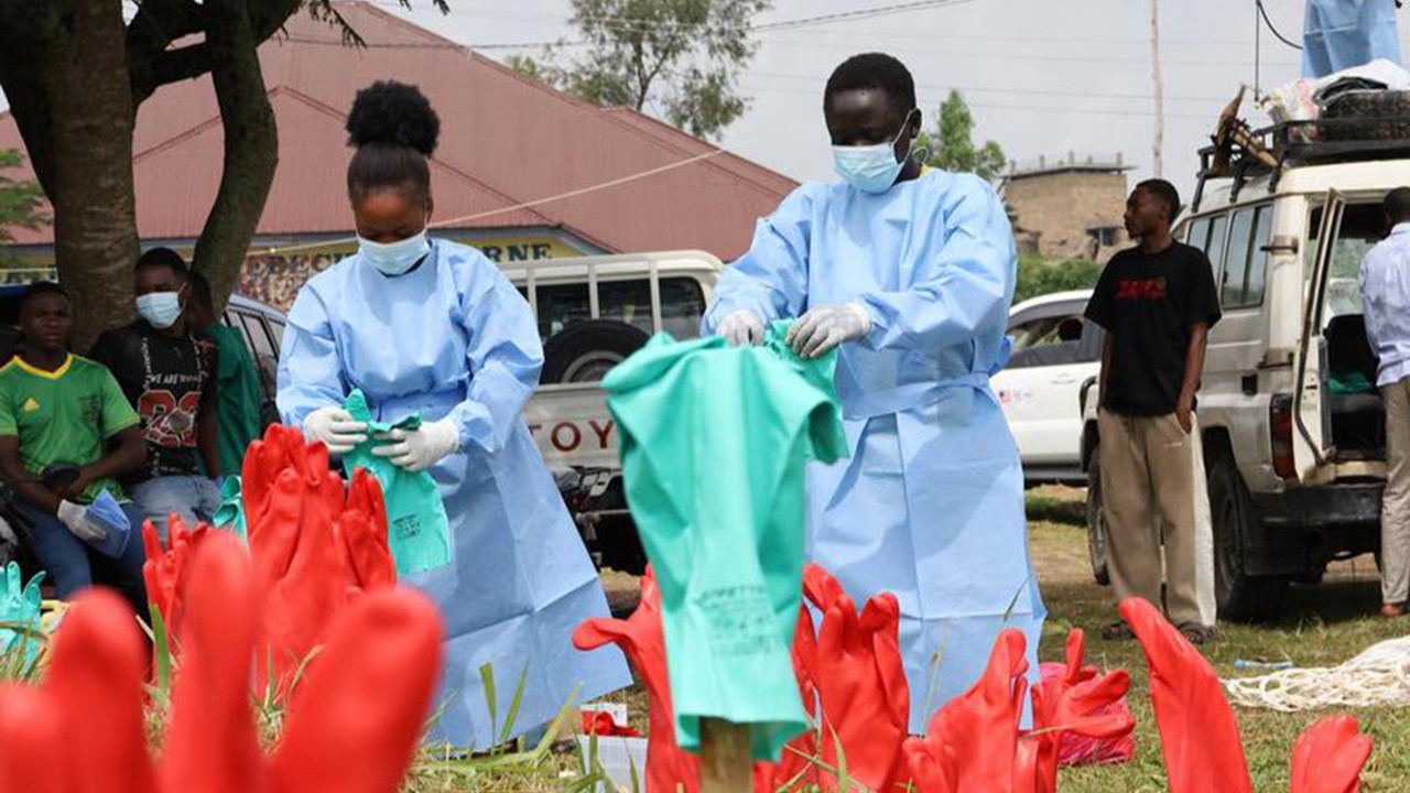 Kongo Demokratik Cumhuriyeti'nde Ebola salgınına ilişkin bir tıbbi ekip çalışması.