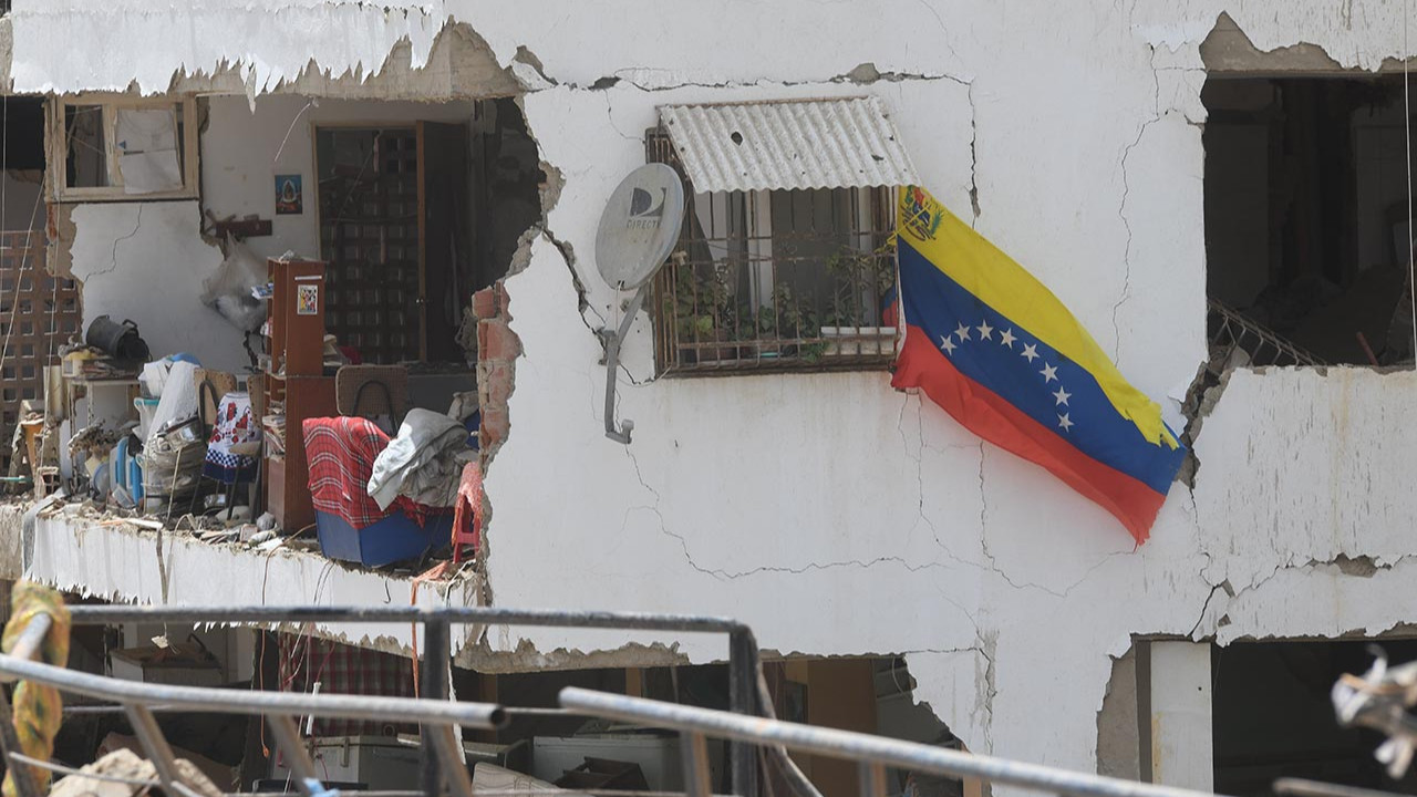 Venezuela'da meydana gelen deprem sonrası yıkılan binalar
