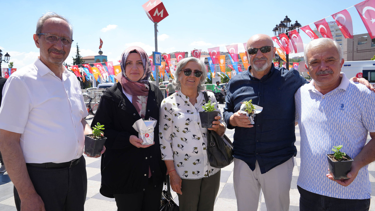 Keçiören Belediyesi tarafından bağımlılıkla mücadele kapsamında düzenlenen fidan dikme etkinliğinden bir görüntü.