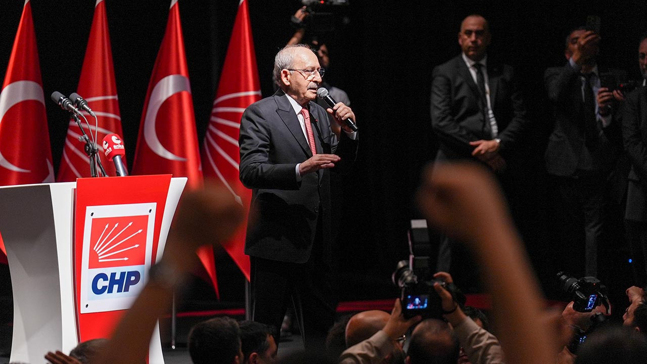 Kemal Kılıçdaroğlu kürsüde konuşma yaparken