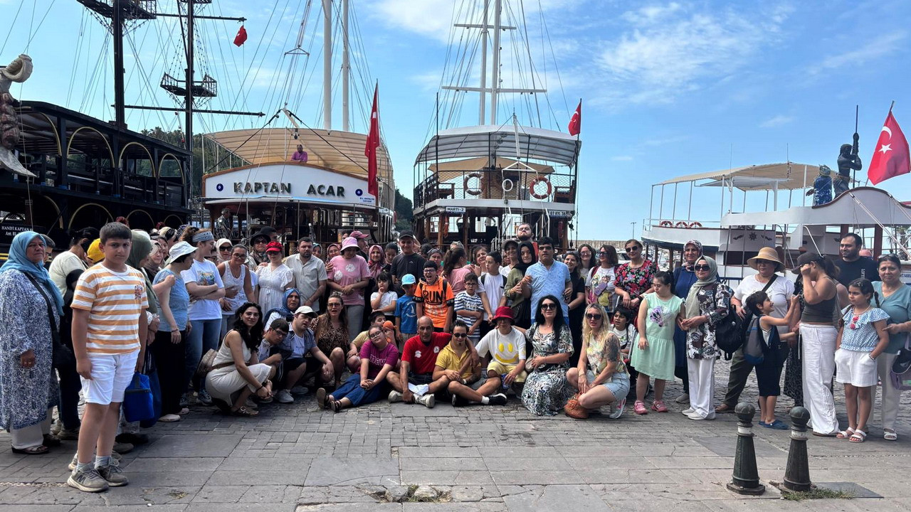 Muratpaşa Belediyesi'nin düzenlediği 'Yaza Merhaba' etkinliğinde özel gereksinimli bireyler ve aileleri Akdeniz'de tekne turu yapıyor.