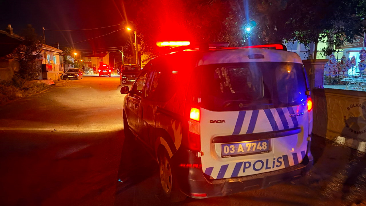 Afyonkarahisar'da bir düğün salonu önünde yaşanan kavgada güvenlik güçlerinin inceleme yapması.